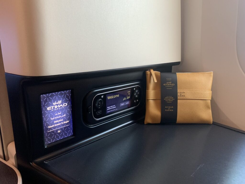 Neil Scrivener reviews Etihad Airline's Business Class seat onboard their Boeing 797-9.