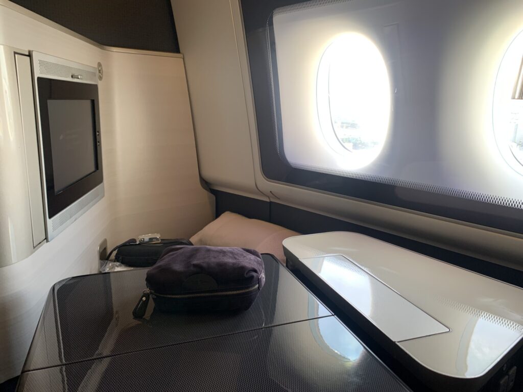 Neil Scrivener reviews British Airways' 'old' First Cabin on a flight from Heathrow to Seattle on the Boeing 777. 