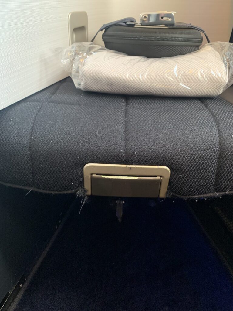 Neil Scrivener reviews British Airways' 'old' First Cabin on a flight from Heathrow to Seattle on the Boeing 777. 