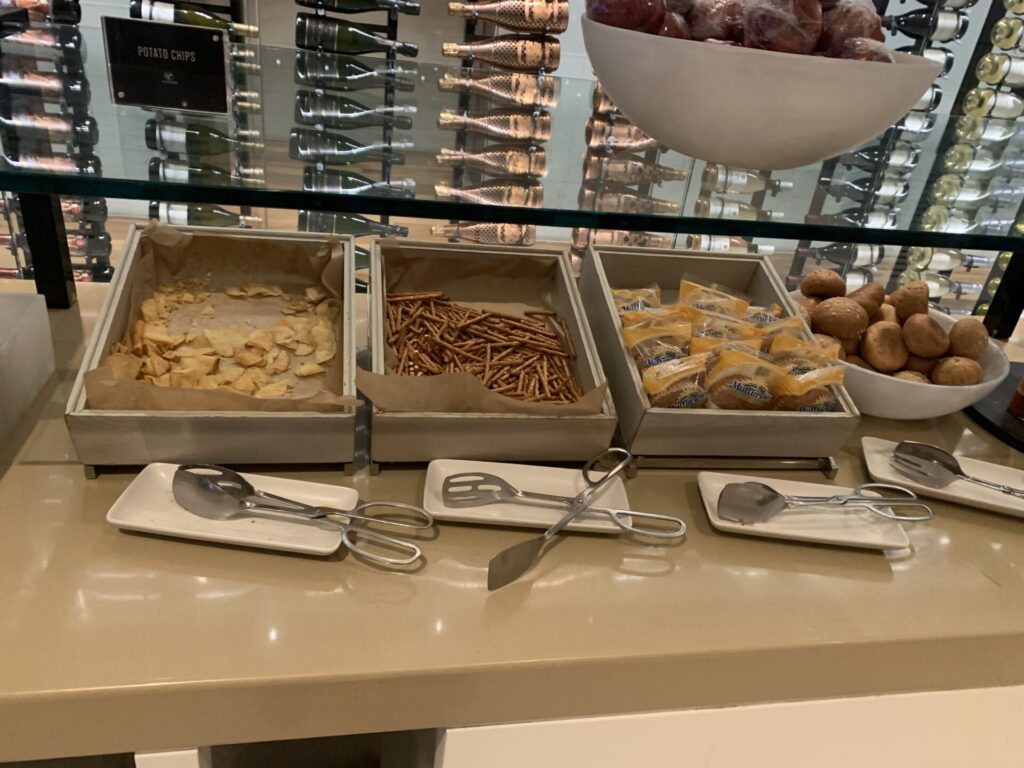 Flying Business reviews the Star Alliance Lounge at Terminal B (Tom Bradley), Los Angeles International Airport (LAX), for Star Alliance Members.