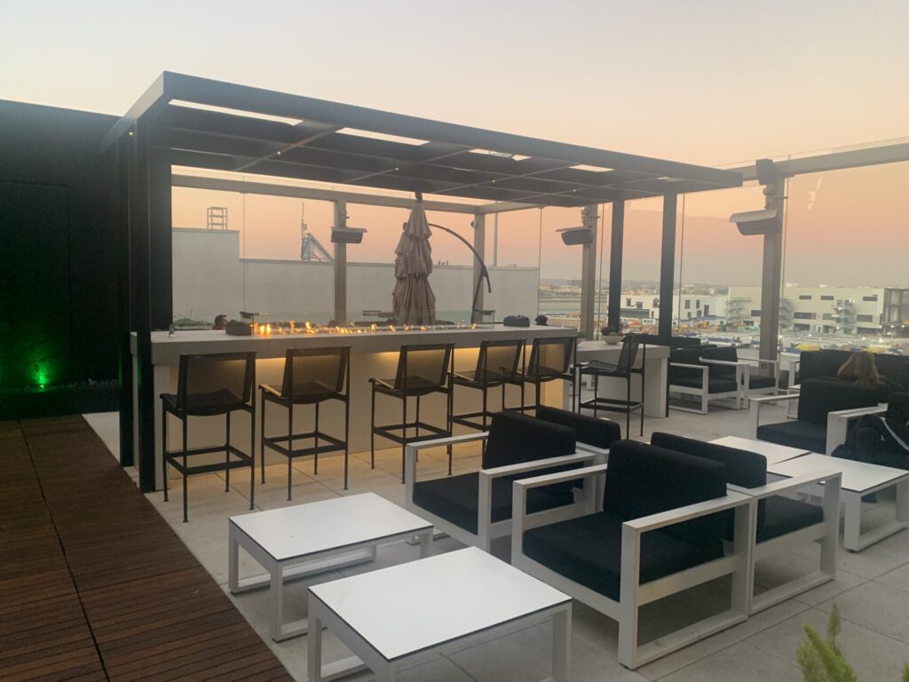 Flying Business reviews the Star Alliance Lounge at Terminal B (Tom Bradley), Los Angeles International Airport (LAX), for Star Alliance Members.