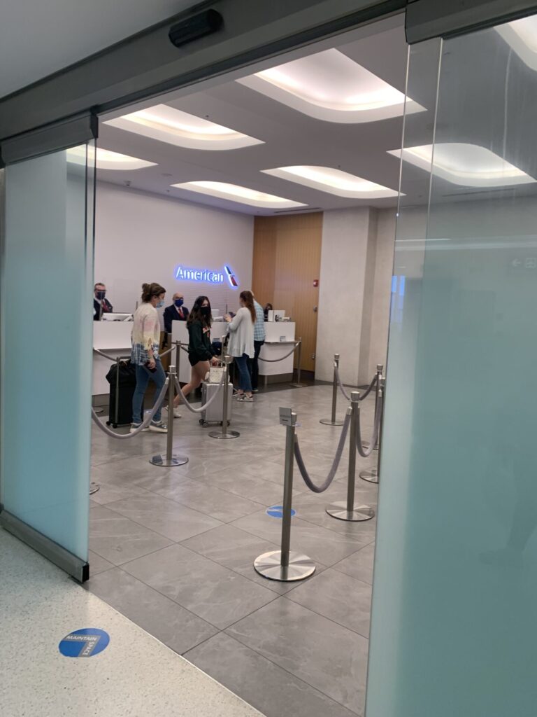 Flying Business reviews the Flagship Lounge at Miami International Terminal D, Gate D32 available to OneWorld members.