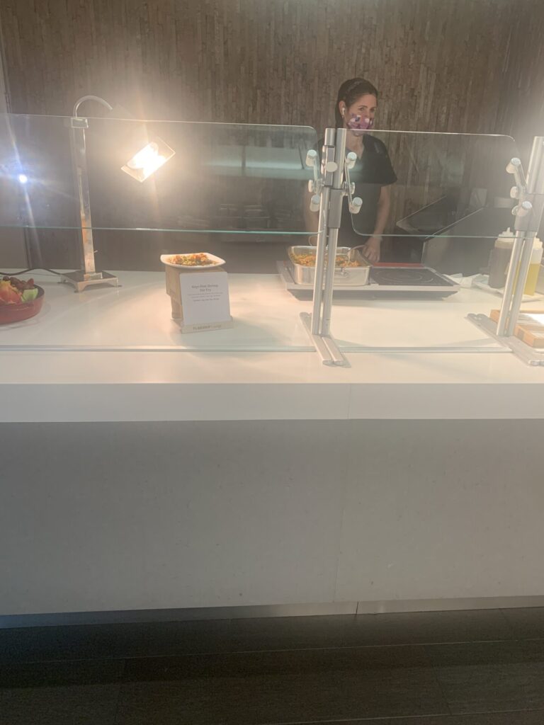 Flying Business reviews the Flagship Lounge at Miami International Terminal D, Gate D32 available to OneWorld members.