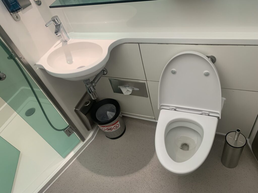 Neil Scrivener reviews the British Airways Galleries South Business Class Lounge at Heathrow's Terminal 5, available for OneWorld members.