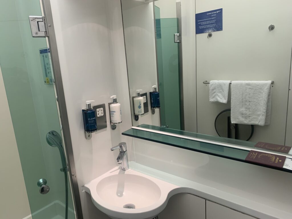 Neil Scrivener reviews the British Airways Galleries South Business Class Lounge at Heathrow's Terminal 5, available for OneWorld members.