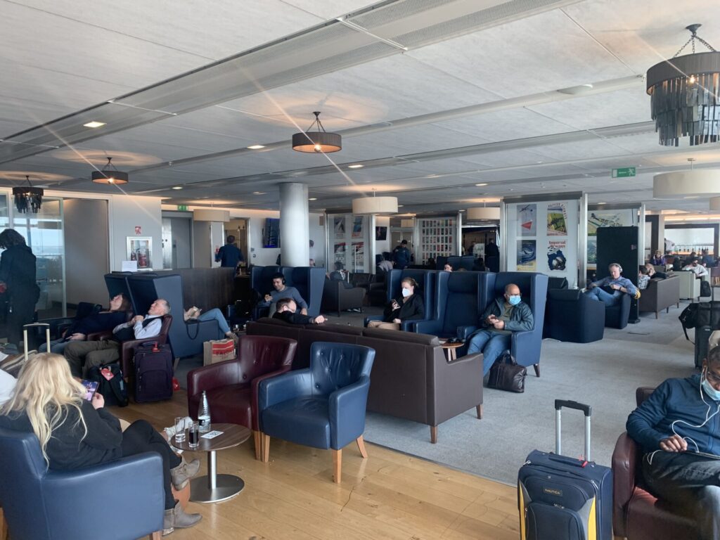Neil Scrivener reviews the British Airways Galleries South Business Class Lounge at Heathrow's Terminal 5, available for OneWorld members.