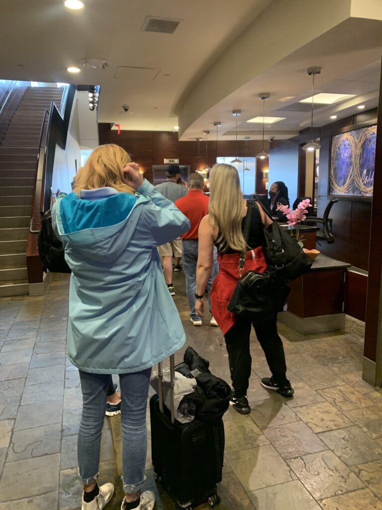 Flying Business reviews the Alaska Airlines lounge in Seattle's (SEA) Terminal 1 between C and D Gates. Alaska Airlines is the newest member if the OneWorld alliance. 