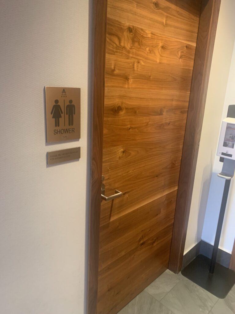 Flying Business reviews the American Express Centurion Lounge at B-Gates in Seattle-Tacoma Airport. Available to American Express Platinum Card holders.