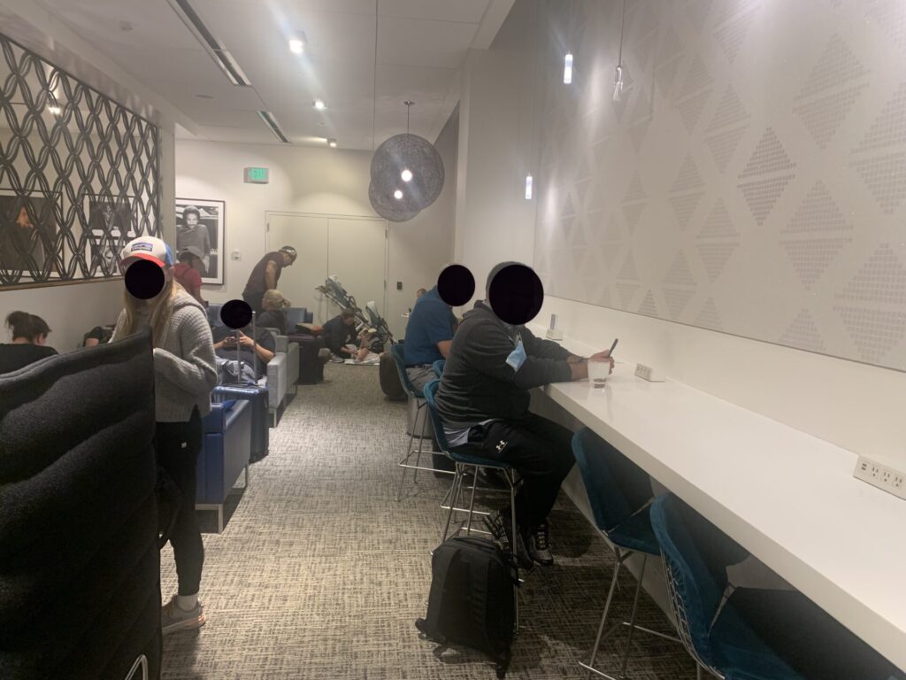 Flying Business reviews the American Express Centurion Lounge at B-Gates in Seattle-Tacoma Airport. Available to American Express Platinum Card holders.