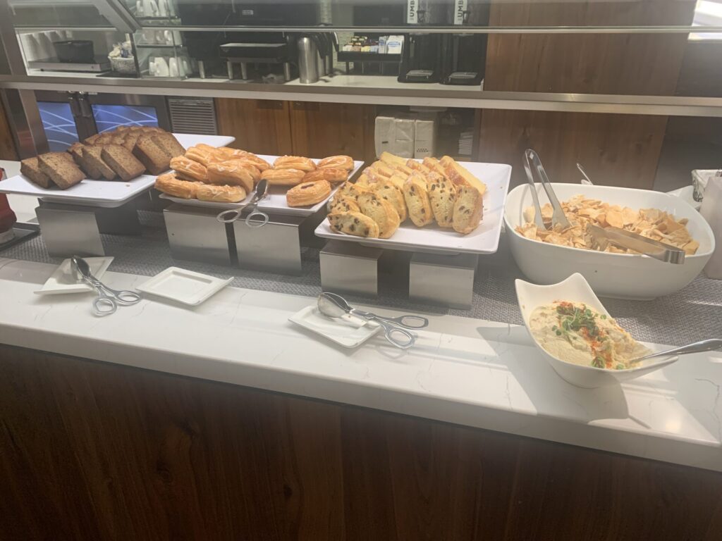 Flying Business reviews the American Express Centurion Lounge at B-Gates in Seattle-Tacoma Airport. Available to American Express Platinum Card holders.