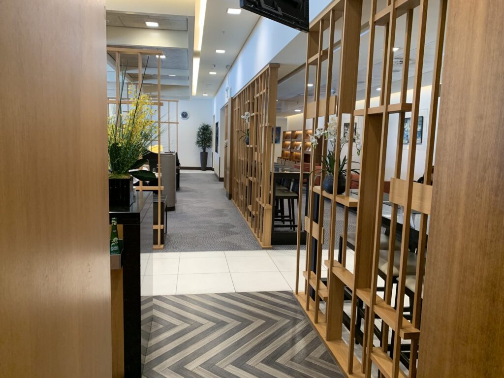 Flying Business reviews the Singapore Airlines SilverKris Lounge at London Heathrow's Terminal 2. 