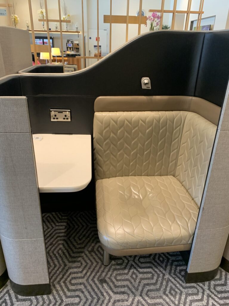 Flying Business reviews the Singapore Airlines SilverKris Lounge at London Heathrow's Terminal 2. 