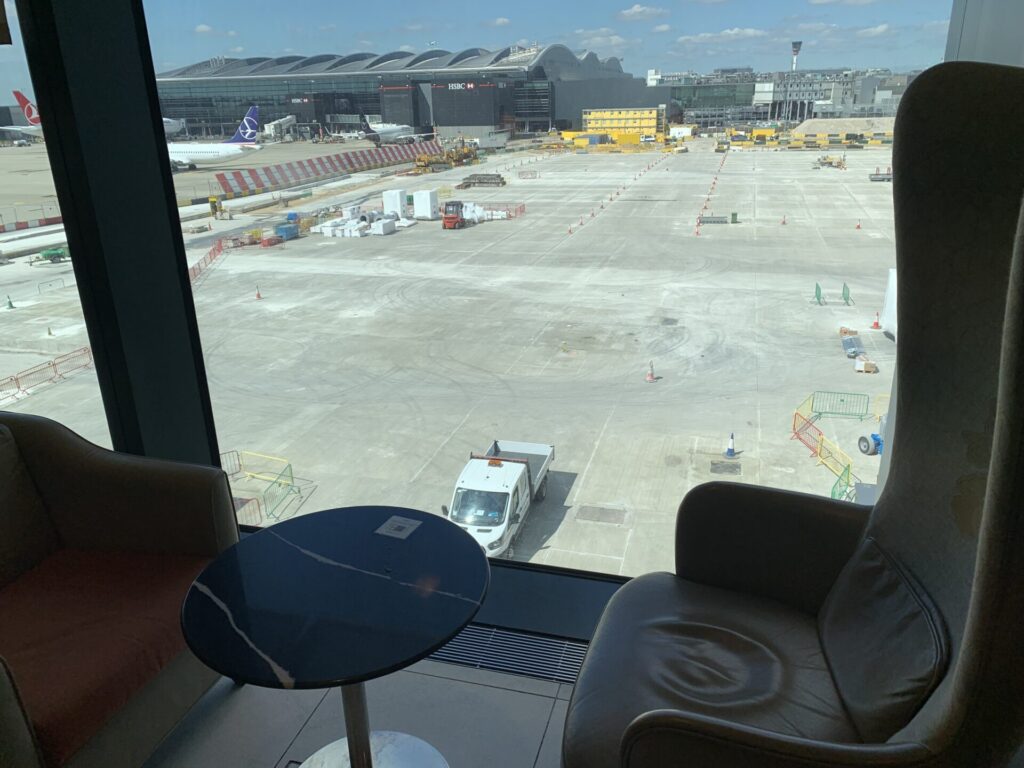 Flying Business reviews the Singapore Airlines SilverKris Lounge at London Heathrow's Terminal 2. 