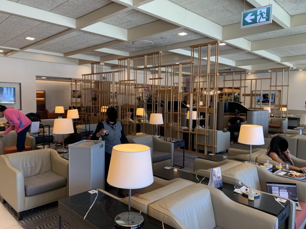 Flying Business reviews the Singapore Airlines SilverKris Lounge at London Heathrow's Terminal 2. 