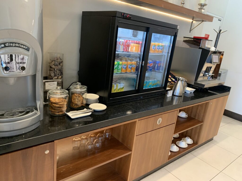 Flying Business reviews the Singapore Airlines SilverKris Lounge at London Heathrow's Terminal 2. 