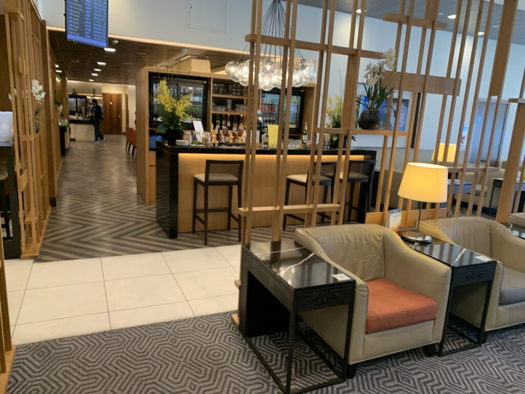 Flying Business reviews the Singapore Airlines SilverKris Lounge at London Heathrow's Terminal 2. 