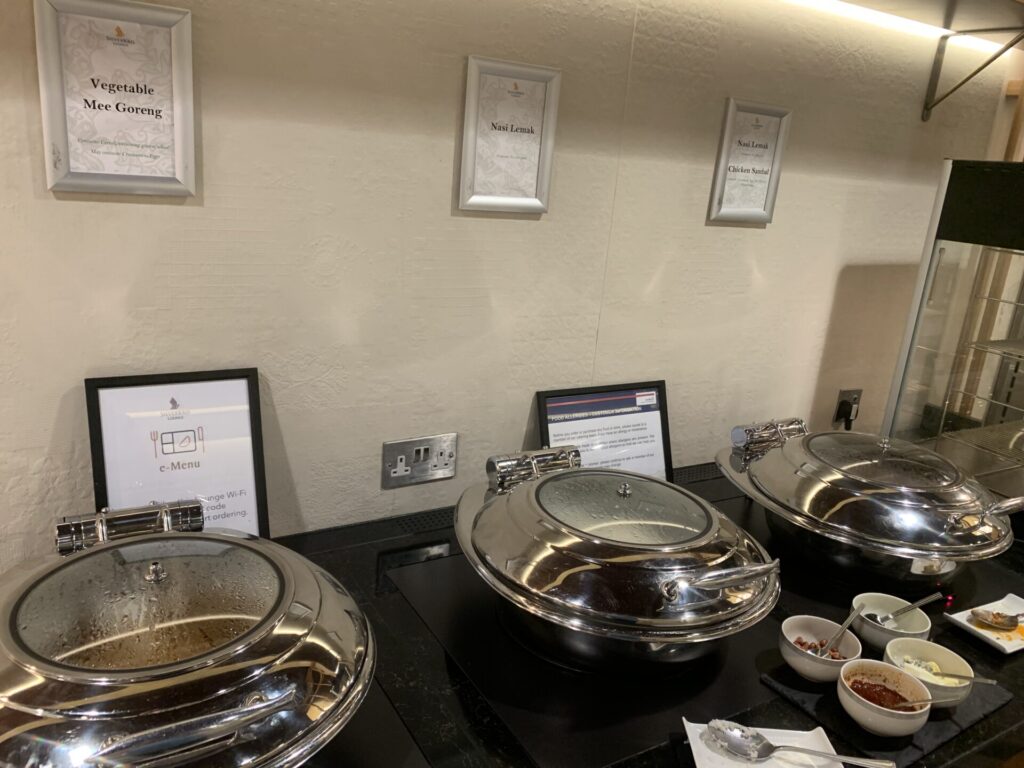 Flying Business reviews the Singapore Airlines SilverKris Lounge at London Heathrow's Terminal 2. 