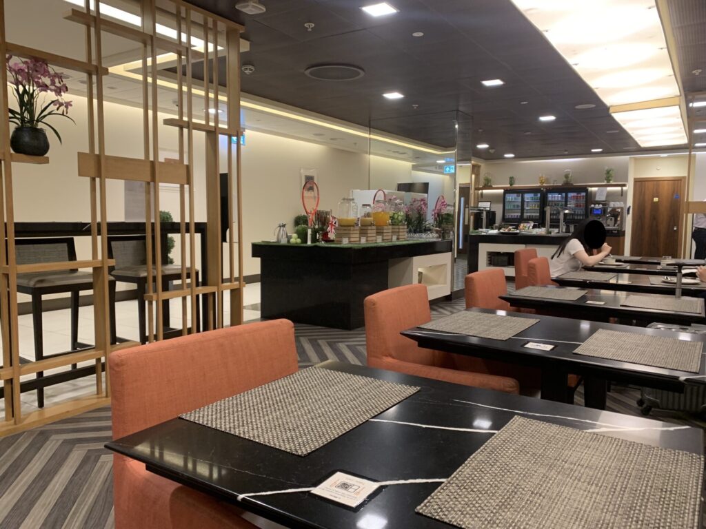 Flying Business reviews the Singapore Airlines SilverKris Lounge at London Heathrow's Terminal 2. 