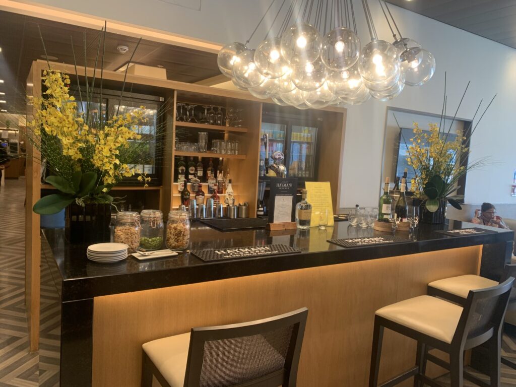 Flying Business reviews the Singapore Airlines SilverKris Lounge at London Heathrow's Terminal 2. 