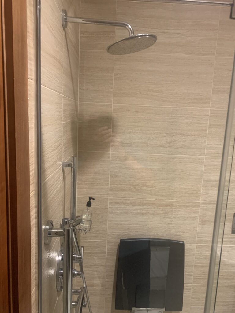 Flying Business reviews the Singapore Airlines SilverKris Lounge at London Heathrow's Terminal 2. 