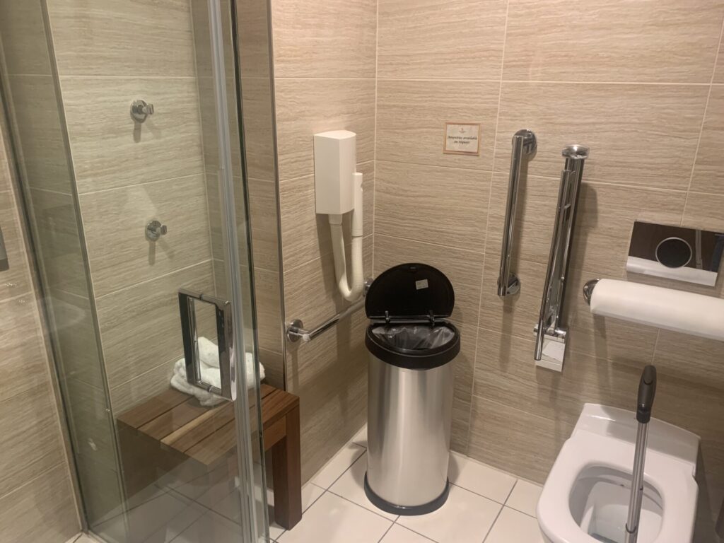 Flying Business reviews the Singapore Airlines SilverKris Lounge at London Heathrow's Terminal 2. 