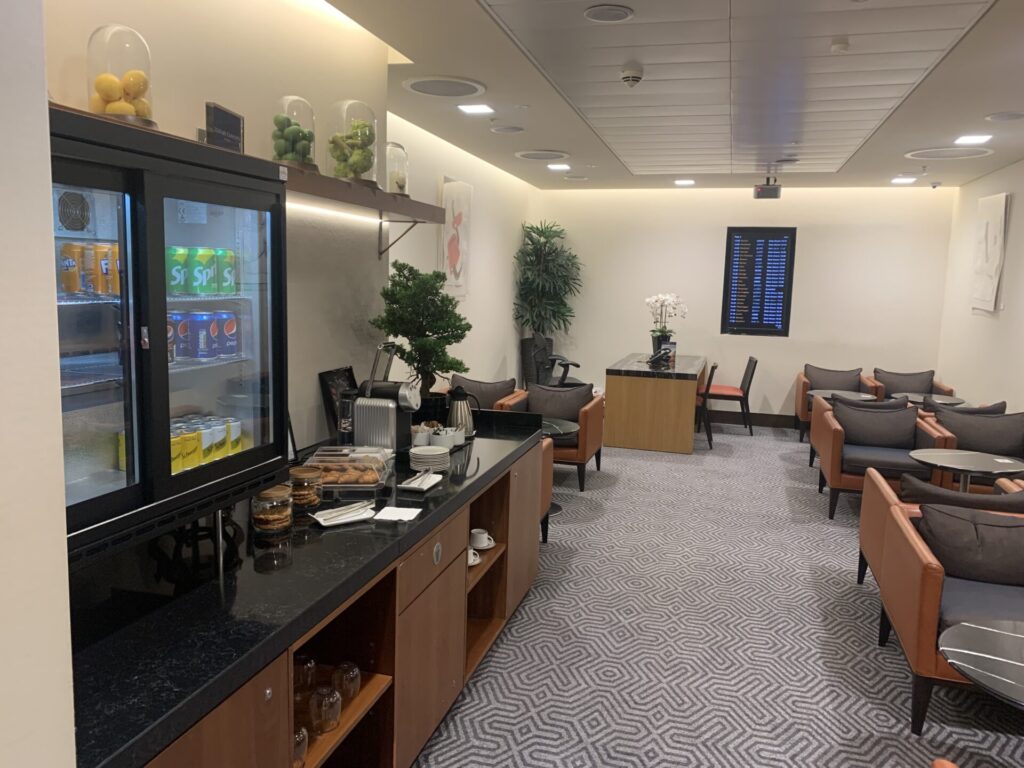 Flying Business reviews the Singapore Airlines SilverKris Lounge at London Heathrow's Terminal 2. 