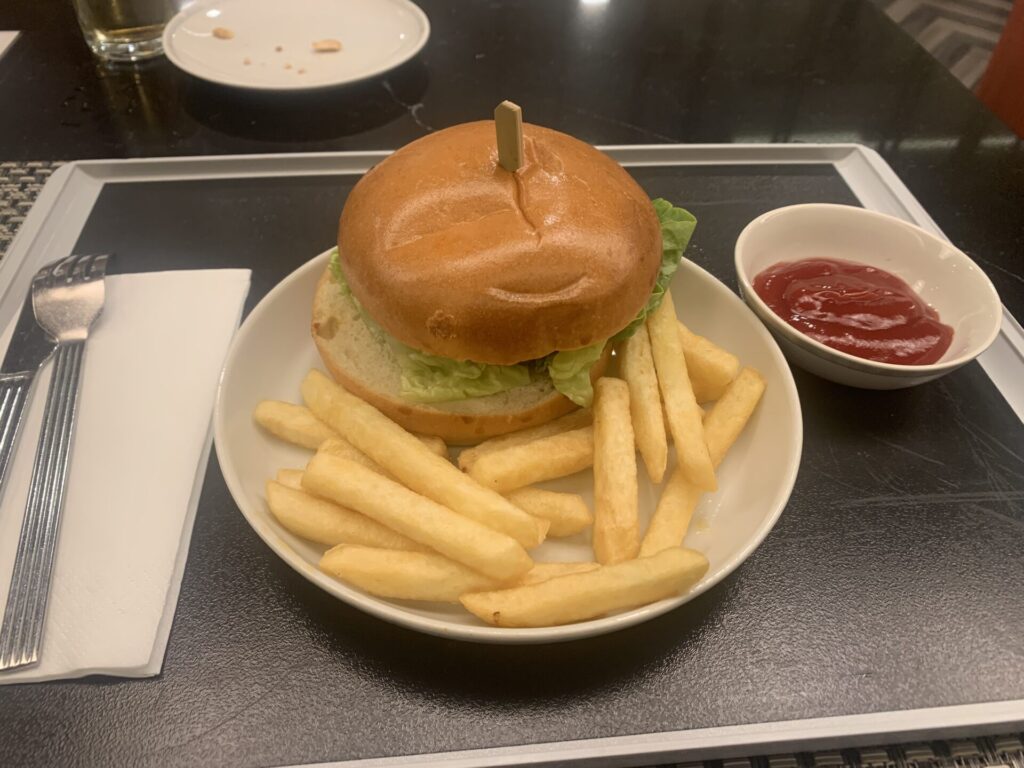 Flying Business reviews the Singapore Airlines SilverKris Lounge at London Heathrow's Terminal 2. 