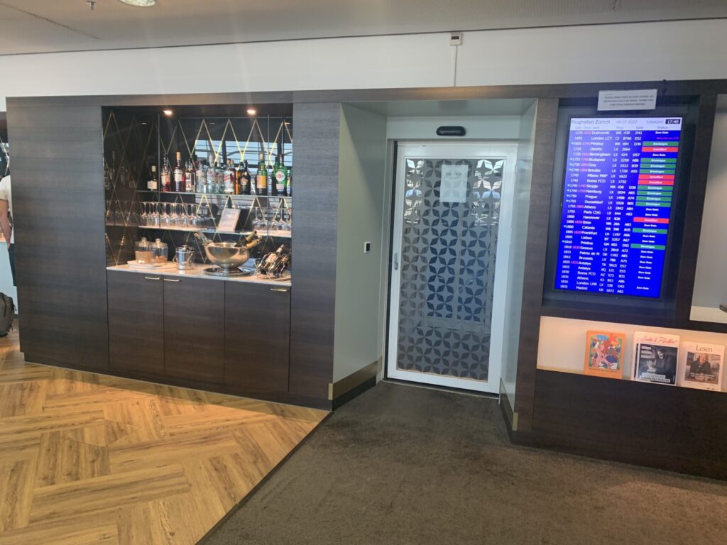 Flying Business reviews the Aspire Lounge at Zurich Airport (Switzerland), while flying Swiss Air.