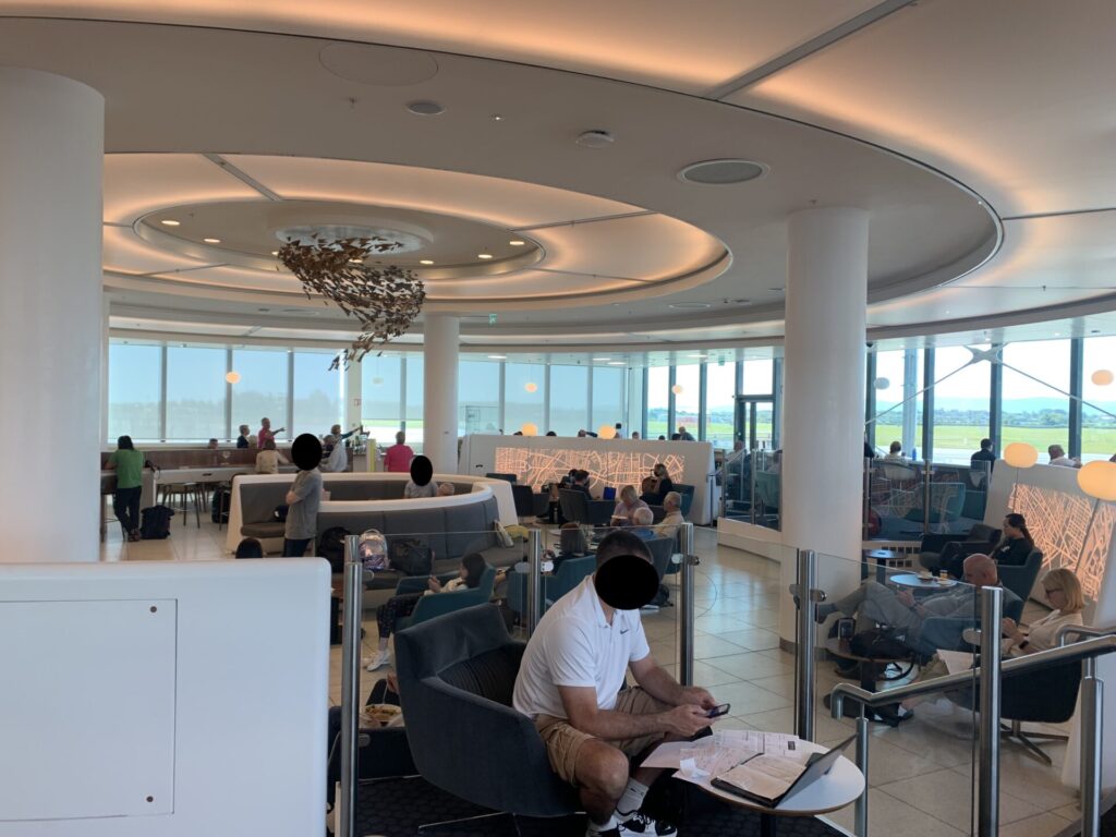 Flying Business reviews the 51st & Green Lounge in Dublin's US Pre-Clearance area, access for those flying Business Class with American Airlines, Delta Airlines, United Airlines and Aer Lingus.