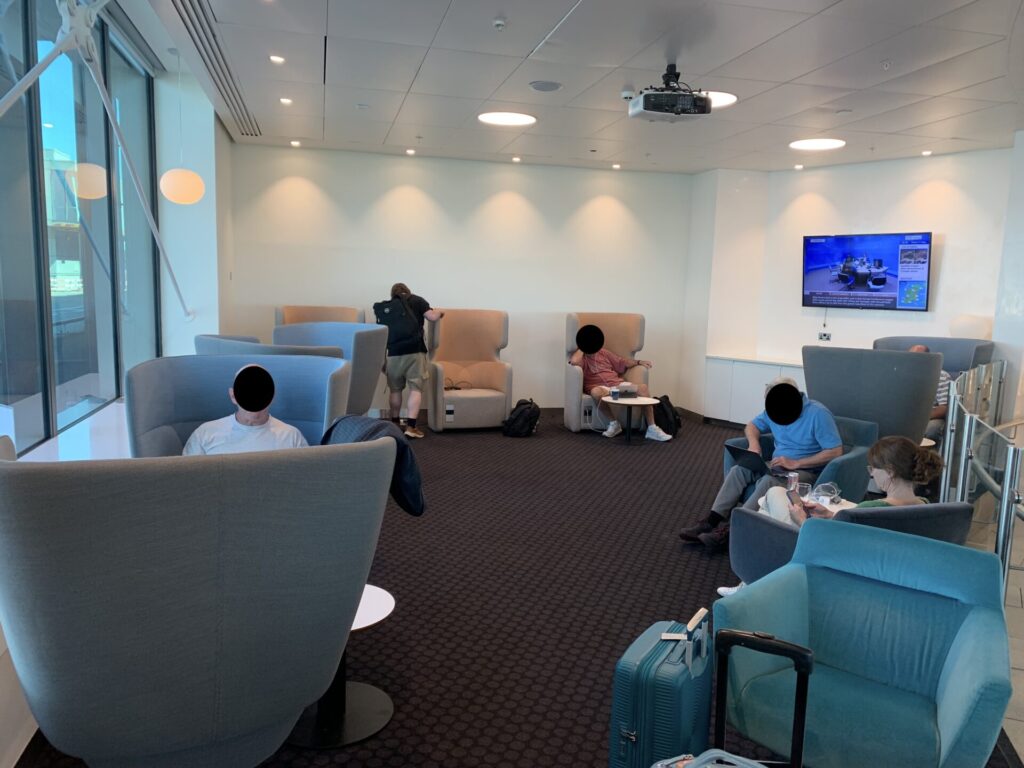 Flying Business reviews the 51st & Green Lounge in Dublin's US Pre-Clearance area, access for those flying Business Class with American Airlines, Delta Airlines, United Airlines and Aer Lingus.