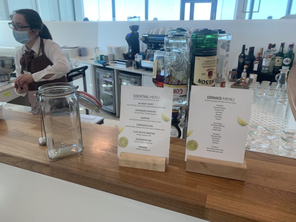 Flying Business reviews the 51st & Green Lounge in Dublin's US Pre-Clearance area, access for those flying Business Class with American Airlines, Delta Airlines, United Airlines and Aer Lingus.