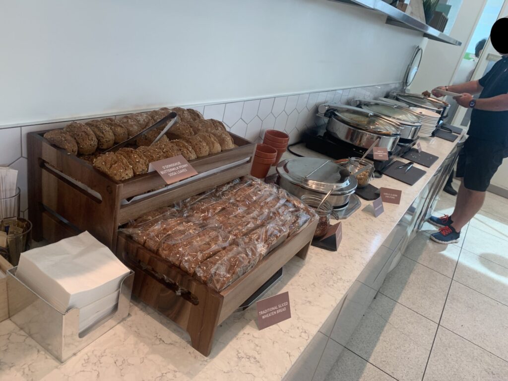 Flying Business reviews the 51st & Green Lounge in Dublin's US Pre-Clearance area, access for those flying Business Class with American Airlines, Delta Airlines, United Airlines and Aer Lingus.