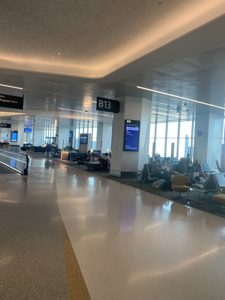 Flying Business reviews the American Airlines Admirals Club at San Francisco's Terminal 1. Available for OneWorld members and those traveling First or Business Class.
