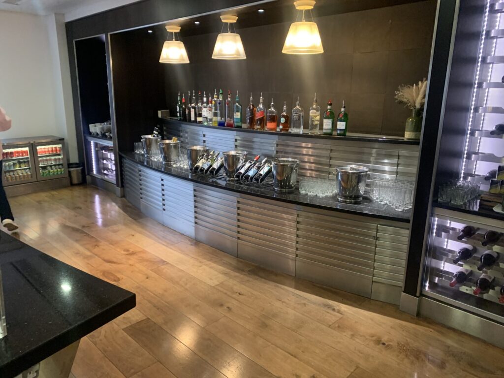 Flying Business reviews the British Airways Lounge in Terminal 3 of Heathrow's Airport - access for OneWorld Sapphire and Emerald members, and those flying First or Business Class.