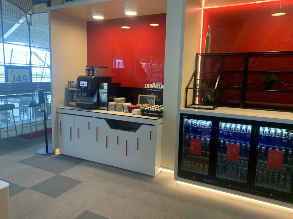 Flying Business reviews the Iberia Dali VIP Lounge in Madrid's Bajas Airport, accessed via OneWorld membership. 