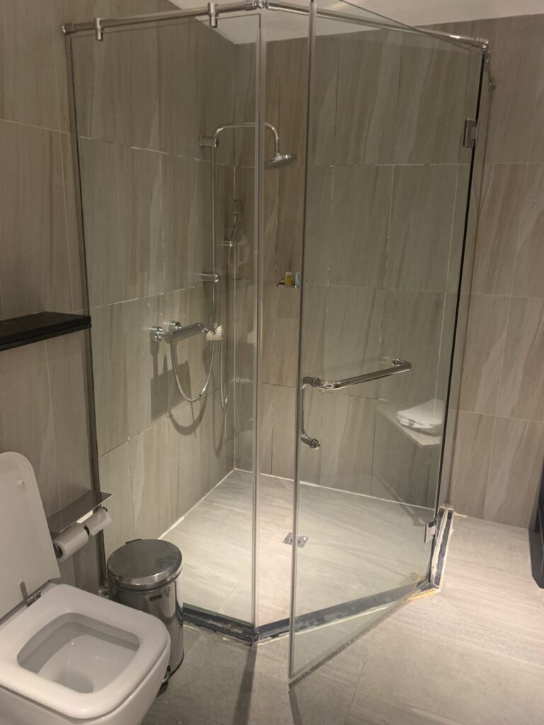 Flying Business reviews the Al Dhabi Lounge in Adu Dhabi International Airport - access for Priority Pass, American Express and OneWorld members.