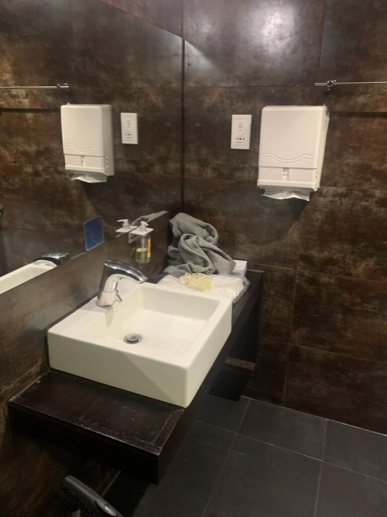 Flying Business reviews the Srilankan Airlines Serendib Lounge in Colombo's Bandaranaike International Airport in Sri Lanka.