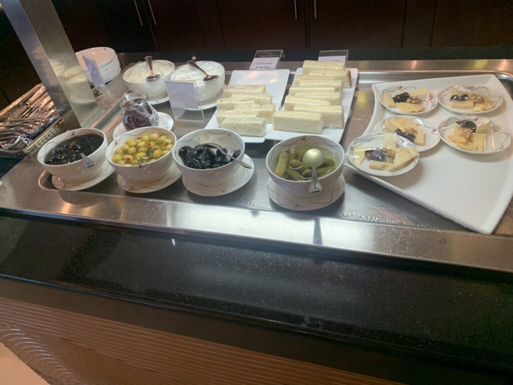 Flying Business reviews the Srilankan Airlines Serendib Lounge in Colombo's Bandaranaike International Airport in Sri Lanka.