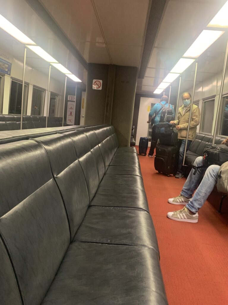 Flying Business reviews the British Airways Lounge in Washington Dulles' Airport, in Concourse B - which also serves as a Priority Pass Lounge.