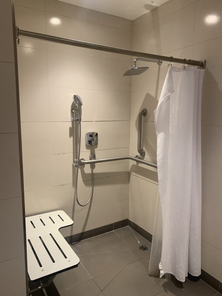 Flying Business reviews the British Airways Lounge in Washington Dulles' Airport, in Concourse B - which also serves as a Priority Pass Lounge.