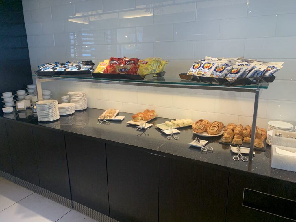 Flying Business reviews the British Airways Lounge in Washington Dulles' Airport, in Concourse B - which also serves as a Priority Pass Lounge.