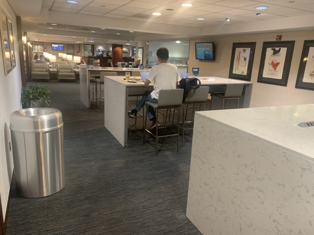 Flying Business reviews the United Airlines United Club at C17 in Washington Dulles' (IAD) Concourse C. 