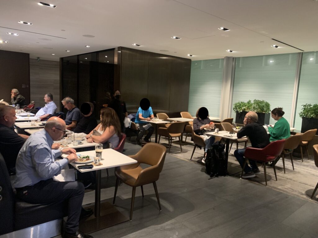 Flying Business reviews the Air Canada Signature Lounge at Toronto's Pearson Airport (YYZ). 