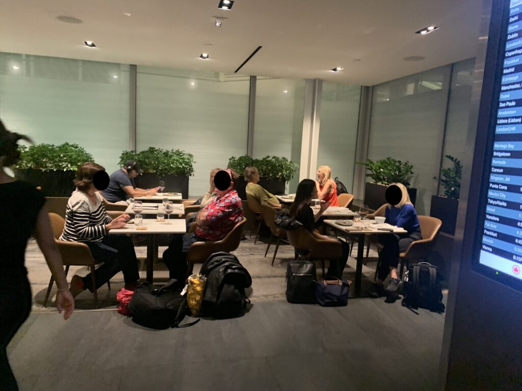 Flying Business reviews the Air Canada Signature Lounge at Toronto's Pearson Airport (YYZ). 