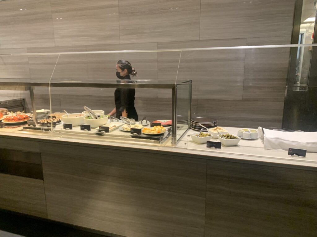Flying Business reviews the Air Canada Signature Lounge at Toronto's Pearson Airport (YYZ). 