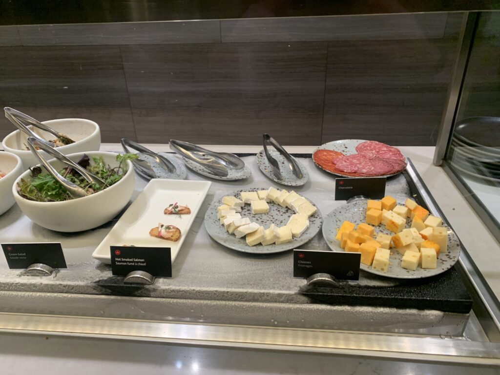 Flying Business reviews the Air Canada Signature Lounge at Toronto's Pearson Airport (YYZ). 