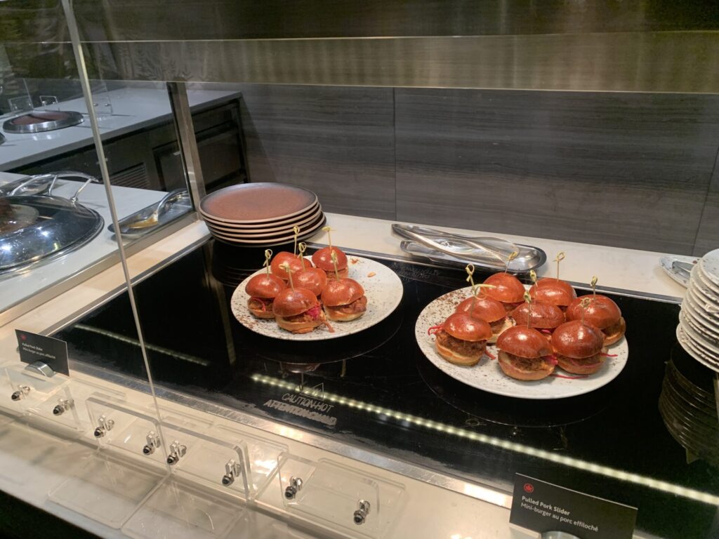 Flying Business reviews the Air Canada Signature Lounge at Toronto's Pearson Airport (YYZ). 