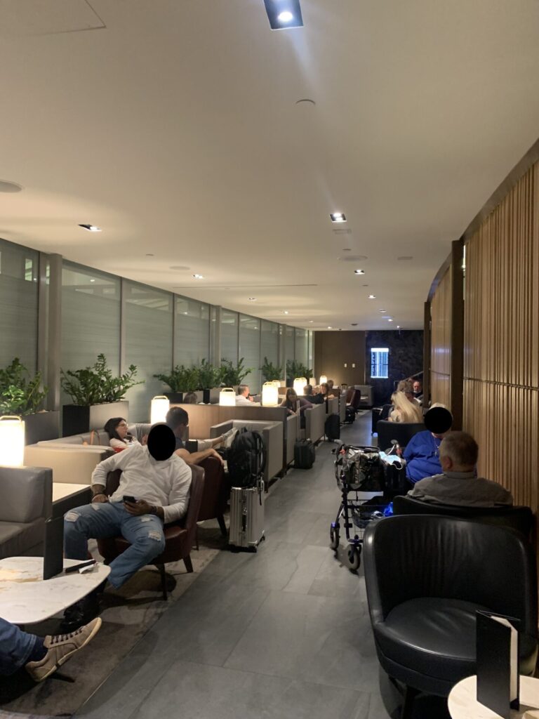 Flying Business reviews the Air Canada Signature Lounge at Toronto's Pearson Airport (YYZ). 