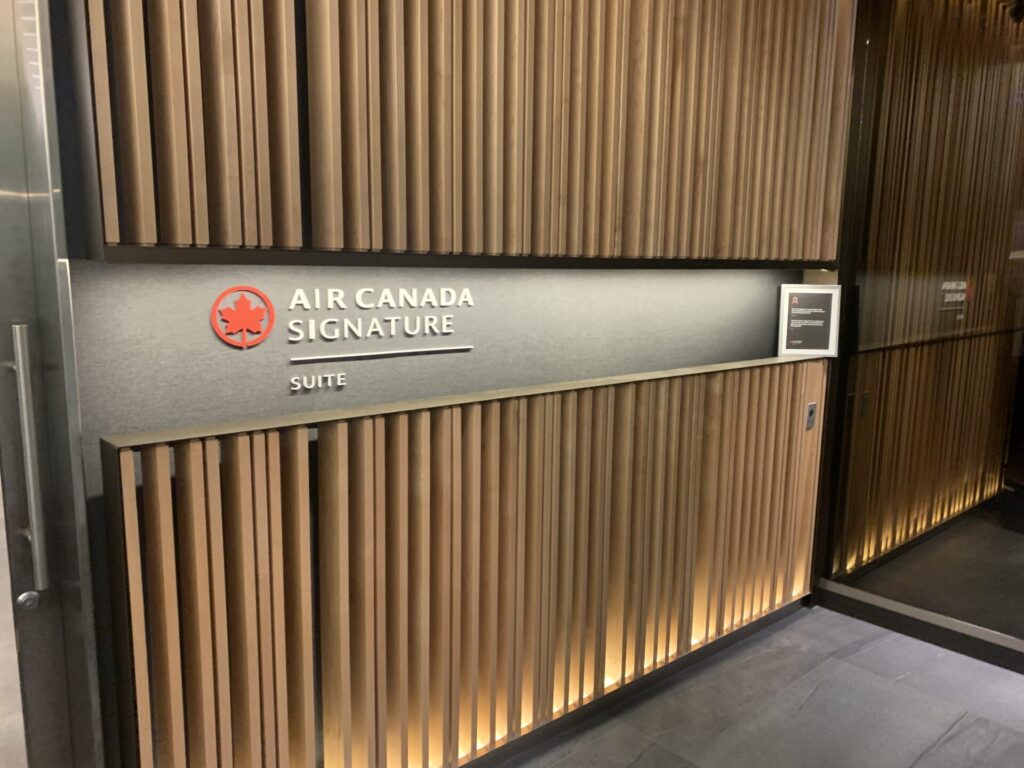 Flying Business reviews the Air Canada Signature Lounge at Toronto's Pearson Airport (YYZ). 