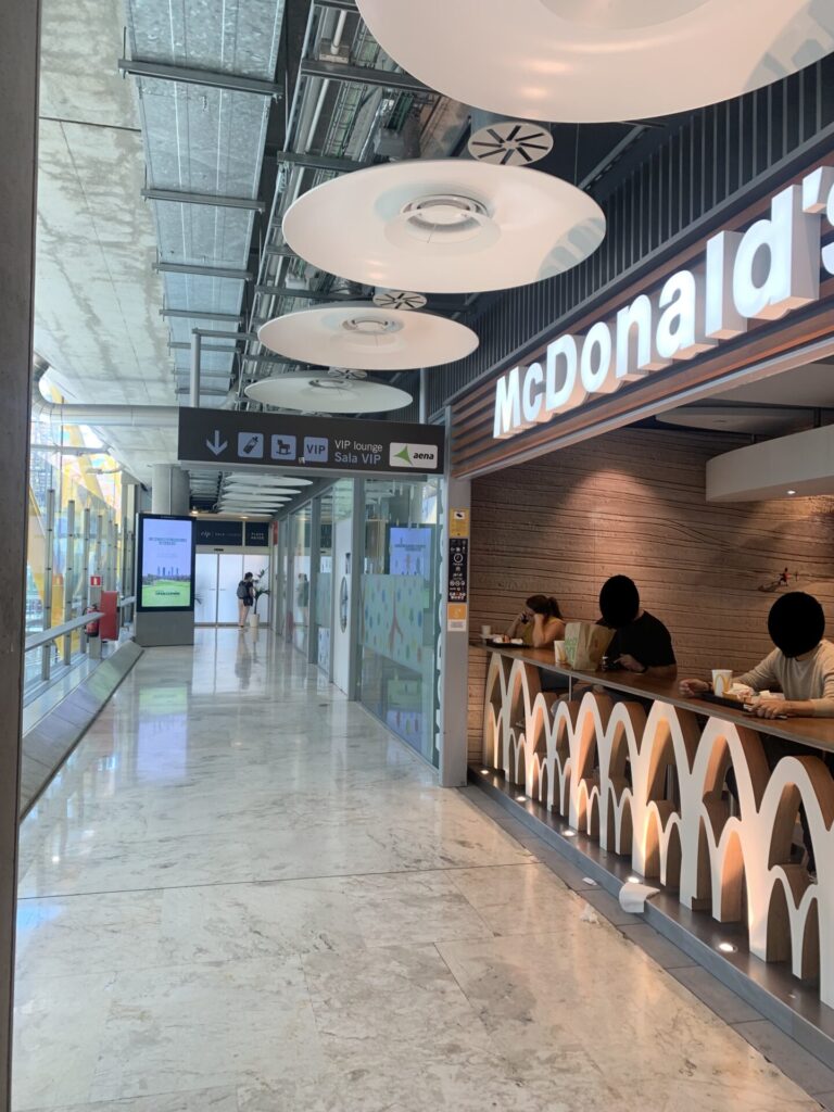 Flying Business reviews Aena Plaza Mayor Lounge at Madrid's International Airport, accessed via a Priority Pass. 